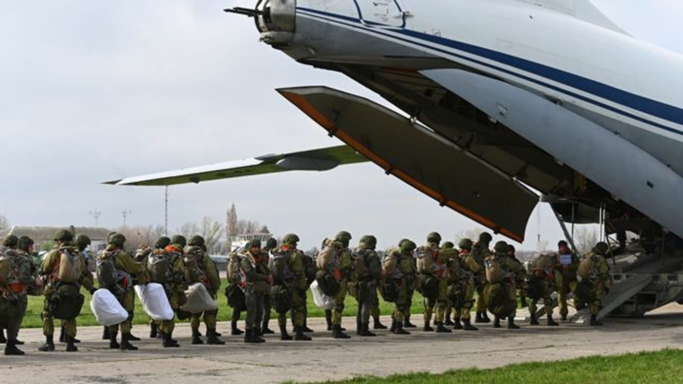 Russische Fallschirmjäger steigen in ein Flugzeug für Luftlandeübungen in Taganrog.