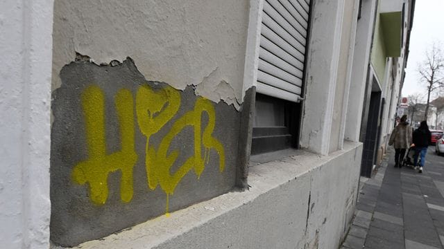 Blick auf ein Haus im Stadtteil Nippes, wo die Polizei mit Unterstützung des SEK eine Razzia durchgeführt hat. Blick auf ein Haus im Stadtteil Nippes, wo die Polizei mit Unterstützung des SEK eine Razzia durchgeführt hat.