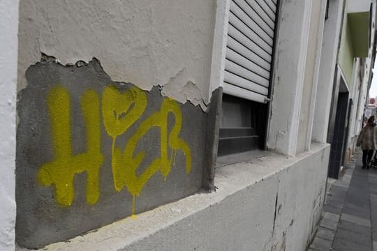 Blick auf ein Haus im Stadtteil Nippes, wo die Polizei mit Unterstützung des SEK eine Razzia durchgeführt hat.