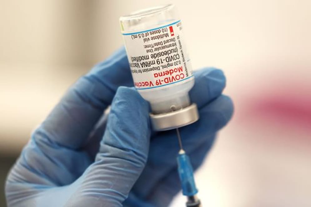 Eine zweifache Corona-Impfung mit dem Vakzin des US-Herstellers Moderna sorgt Labordaten zufolge für eine schwächere Abwehrreaktion des Körpers gegen die neue Omikron-Variante.