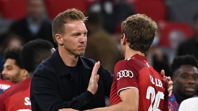 Münchens Trainer Julian Nagelsmann (l) herzt Thomas Müller nach einer Partie. Münchens Trainer Julian Nagelsmann (l) herzt Thomas Müller nach einer Partie.