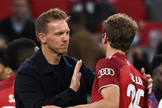 Münchens Trainer Julian Nagelsmann (l) herzt Thomas Müller nach einer Partie.