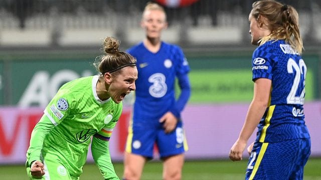 Svenja Huth (l) jubelt nach ihrem Tor zum 1:0.