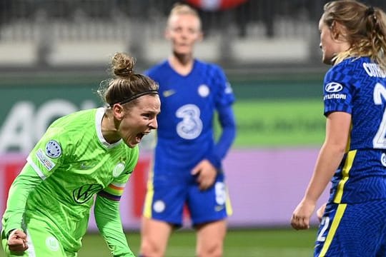 Svenja Huth (l) jubelt nach ihrem Tor zum 1:0.