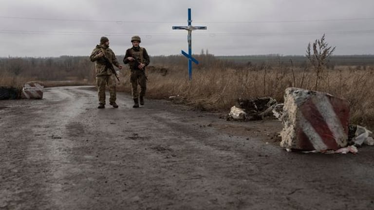 Ukrainische Soldaten patrouillieren an der Trennlinie zu den von Russland unterstützten Rebellen nahe des Dorfes Nevelske in der Ostukraine.