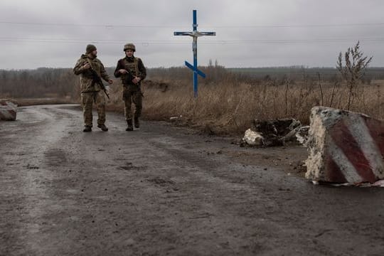 Ukrainische Soldaten patrouillieren an der Trennlinie zu den von Russland unterstützten Rebellen nahe des Dorfes Nevelske in der Ostukraine.