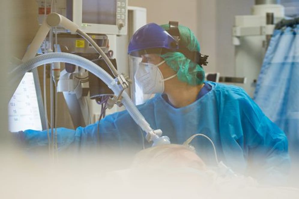 Eine Ärztin kümmert sich auf einer Intensivstation in Trier um einen Corona-Patienten.