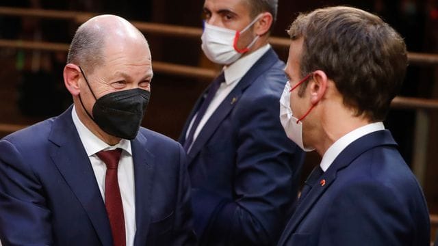 Bundeskanzler Olaf Scholz (l) und Frankreichs Präsident Emmanuel Macron beim EU-Gipfel in Brüssel. Bundeskanzler Olaf Scholz (l) und Frankreichs Präsident Emmanuel Macron beim EU-Gipfel in Brüssel.