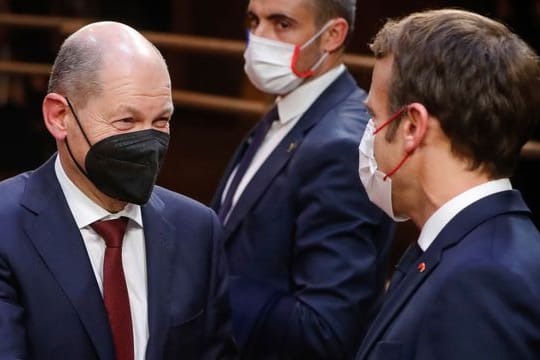 Bundeskanzler Olaf Scholz (l) und Frankreichs Präsident Emmanuel Macron beim EU-Gipfel in Brüssel.