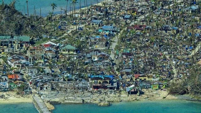 Das von der Philippinischen Küstenwache herausgegebene Handout zeigt die Verwüstungen, die der Taifun "Rai" in der Provinz Surigao del Norte angerichtet hat.