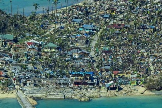 Das von der Philippinischen Küstenwache herausgegebene Handout zeigt die Verwüstungen, die der Taifun "Rai" in der Provinz Surigao del Norte angerichtet hat.