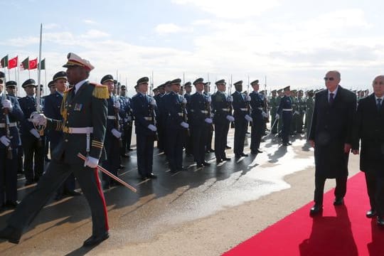 Der algerische Präsident Abdelmadjid Tebboune (r.