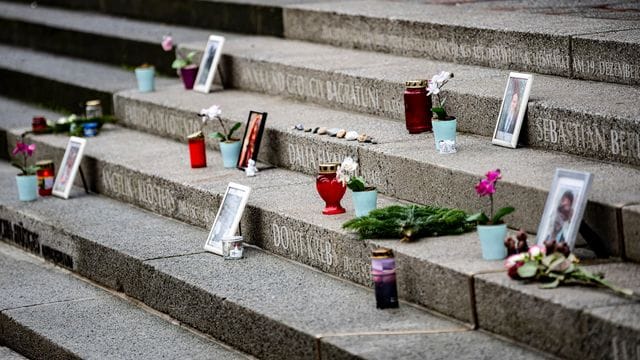 Blumen und Bilder am Mahnmal für die Terroropfer vom Breitscheidplatz. Blumen und Bilder am Mahnmal für die Terroropfer vom Breitscheidplatz.