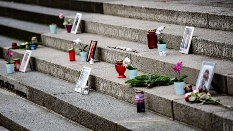 Blumen und Bilder am Mahnmal für die Terroropfer vom Breitscheidplatz.