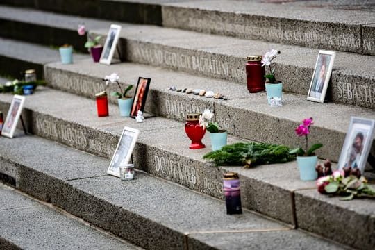 Blumen und Bilder am Mahnmal für die Terroropfer vom Breitscheidplatz.