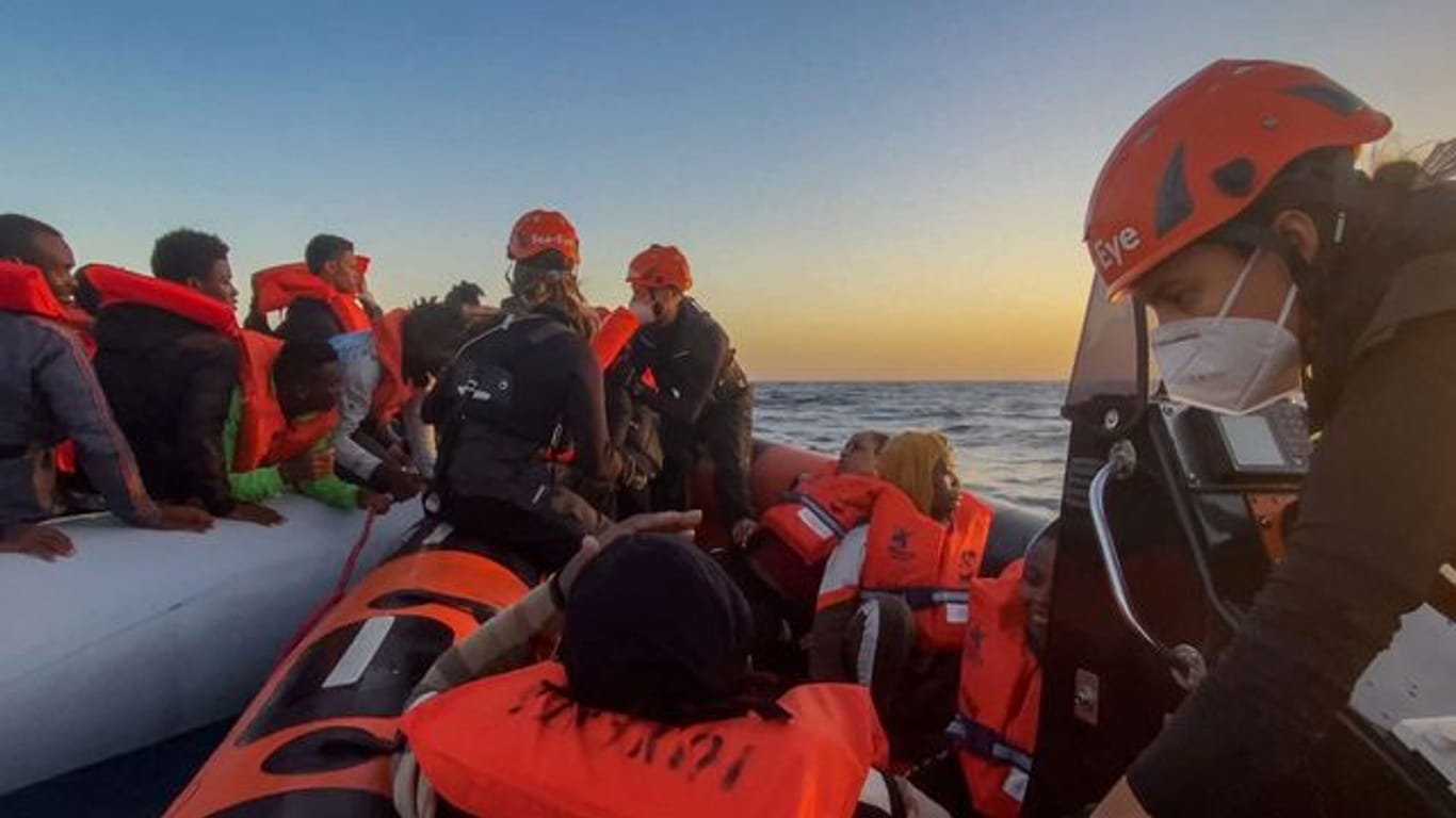Ein Rettungsboot bringt Anfang November gerettete Menschen zum Seenotrettungsschiff "Sea-Eye 4".