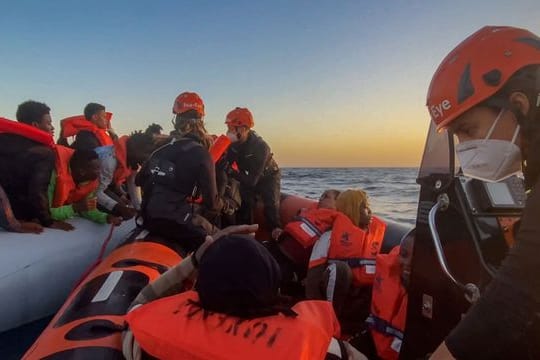 Ein Rettungsboot bringt Anfang November gerettete Menschen zum Seenotrettungsschiff "Sea-Eye 4".