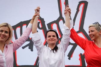 Maria Kolesnikowa (l-r), Swetlana Tichanowskaja und Veronika Zepkalo.