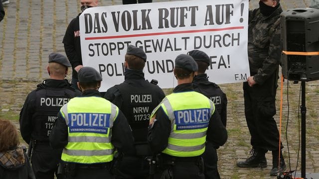 Rechte Teilnehmer während einer "Querdenken"-Demonstration Mitte November in Düsseldorf.