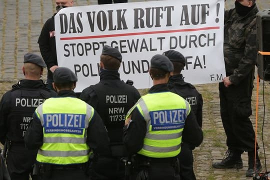 Rechte Teilnehmer während einer "Querdenken"-Demonstration Mitte November in Düsseldorf.
