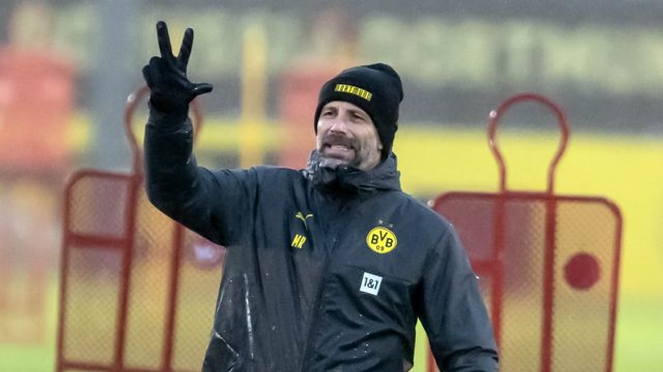BVB-Trainer Marco Rose erklärt auf dem Trainingsplatz den Dortmund-Profis eine Übung.