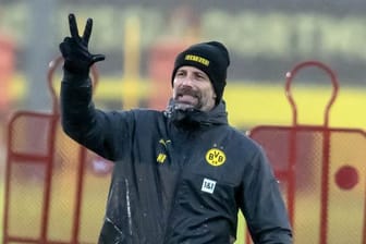 BVB-Trainer Marco Rose erklärt auf dem Trainingsplatz den Dortmund-Profis eine Übung.