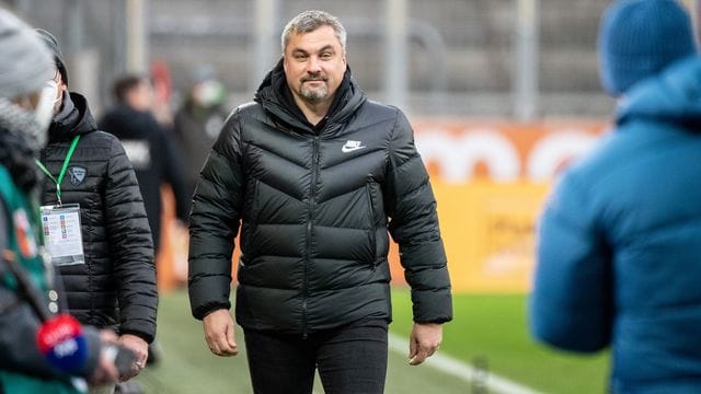 Trainer Thomas Reis vom VfL Bochum kommt vor Spielbeginn zum Interview. Trainer Thomas Reis vom VfL Bochum kommt vor Spielbeginn zum Interview.