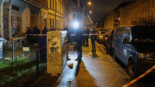 Die Polizei hat den Platz vor dem Büro abgesperrt.