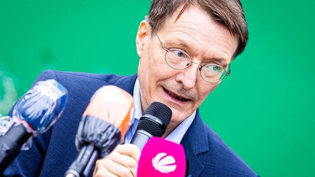 "Wir müssen uns hier auf eine Herausforderung einstellen, die wir in dieser Form noch nicht gehabt haben": Karl Lauterbach. "Wir müssen uns hier auf eine Herausforderung einstellen, die wir in dieser Form noch nicht gehabt haben": Karl Lauterbach.