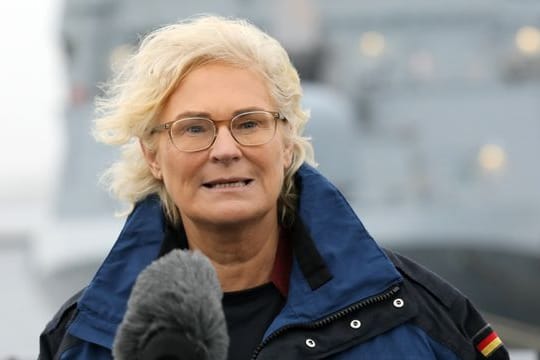 Christine Lambrecht bei ihrem Antrittsbesuch bei der Marine im Marinestützpunkt Warnemünde.