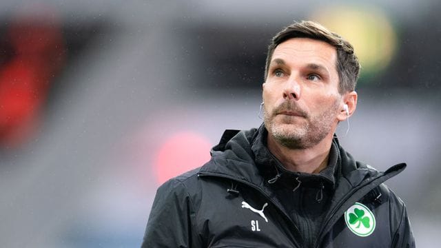 Fürths Trainer Stefan Leitl blickt vor einer Partie in die Runde.