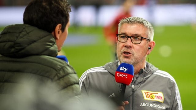 Unions Trainer Urs Fischer gibt vor einem Spiel ein Interview.