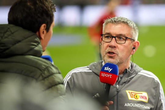 Unions Trainer Urs Fischer gibt vor einem Spiel ein Interview.