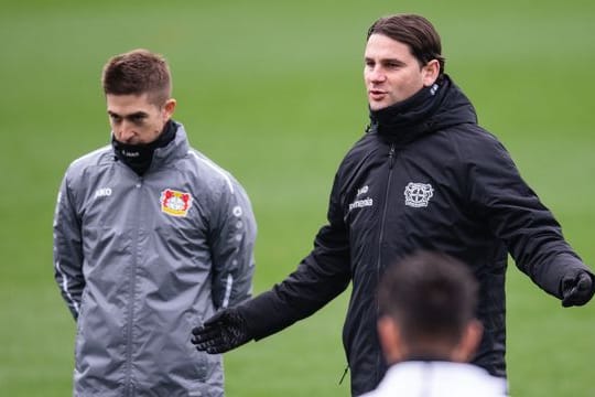 Bayer-Trainer Gerardo Seoane (r) spricht während des Trainings zu den Leverkusen-Profis.