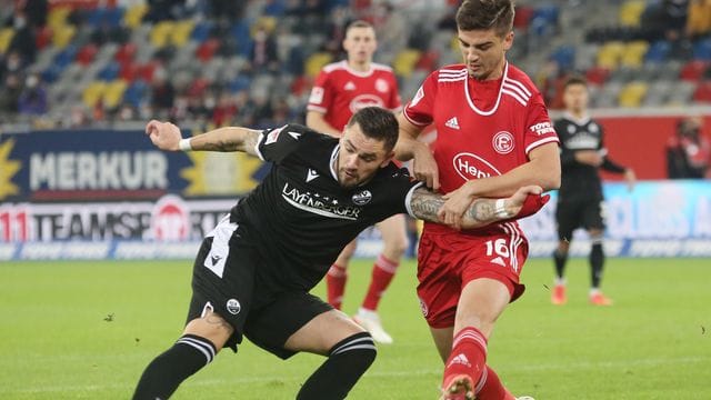 Der Sandhausener Pascal Testroet (l) setzt sich gegen den Düsseldorfer Dragos Nedelcu durch.