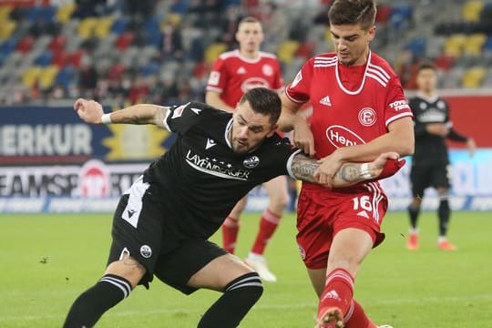 Der Sandhausener Pascal Testroet (l) setzt sich gegen den Düsseldorfer Dragos Nedelcu durch.