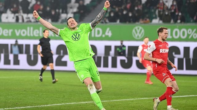 Der Wolfsburger Wout Weghorst (l) hat noch einen Vertrag in Wolfsburg bis zum Sommer 2023. Der Wolfsburger Wout Weghorst (l) hat noch einen Vertrag in Wolfsburg bis zum Sommer 2023.