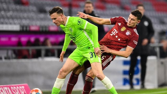 Bayern Münchens Benjamin Pavard (r) im Zweikampf gegen Wolfsburgs Yannick Gerhardt. Bayern Münchens Benjamin Pavard (r) im Zweikampf gegen Wolfsburgs Yannick Gerhardt.
