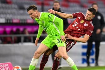 Bayern Münchens Benjamin Pavard (r) im Zweikampf gegen Wolfsburgs Yannick Gerhardt.