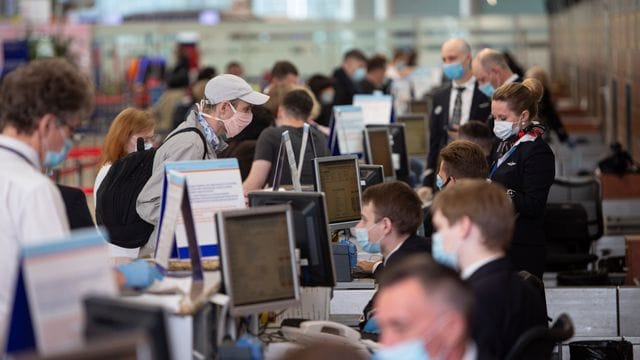 Passagiere vor Abfertigungsschaltern am Internationalen Flughafen Scheremetjewo in Moskau.