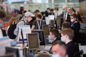 Passagiere vor Abfertigungsschaltern am Internationalen Flughafen Scheremetjewo in Moskau.