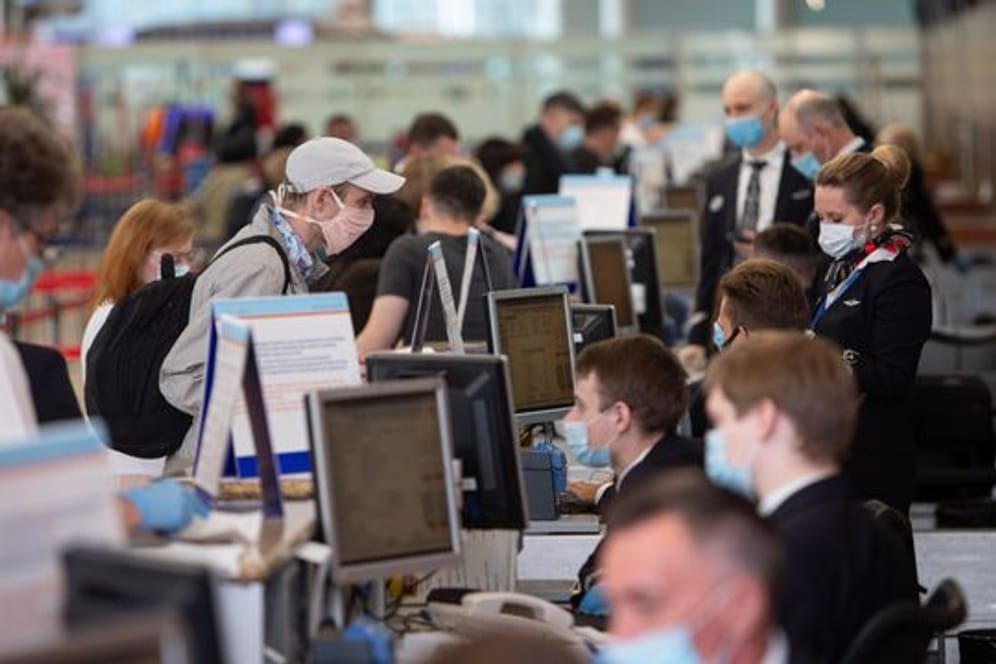 Passagiere vor Abfertigungsschaltern am Internationalen Flughafen Scheremetjewo in Moskau.