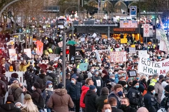In Hamburg demonstrierten nach Angaben der Polizei mehrere Tausend Menschen.