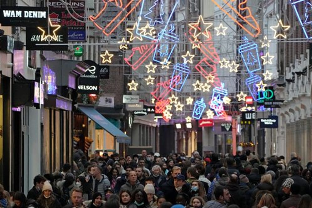 Eine belebte Straße in Amsterdam am letzten Wochenende vor Weihnachten.