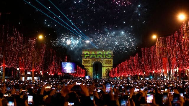 Als die Welt noch in Ordnung war: Paris begrüßt das Jahr 2020.