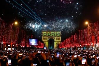 Als die Welt noch in Ordnung war: Paris begrüßt das Jahr 2020.