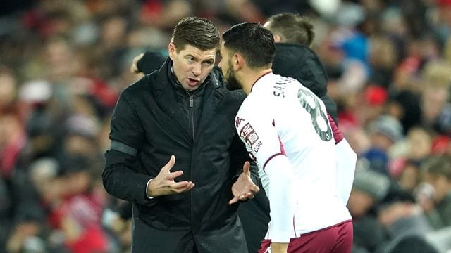 Im Team von Aston Villas Trainer Steven Gerrard (l) gibt es mehrere Corona-Fälle.