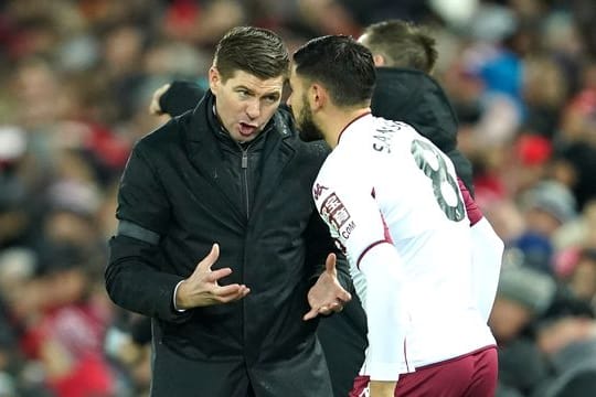 Im Team von Aston Villas Trainer Steven Gerrard (l) gibt es mehrere Corona-Fälle.