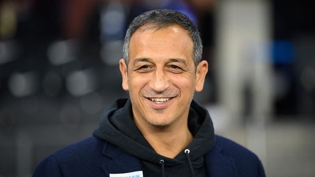 Fürths Geschäftsführer Rachid Azzouzi hält sich zu möglichen Spielerverpflichtungen in der Winterpause bedeckt. Fürths Geschäftsführer Rachid Azzouzi hält sich zu möglichen Spielerverpflichtungen in der Winterpause bedeckt.