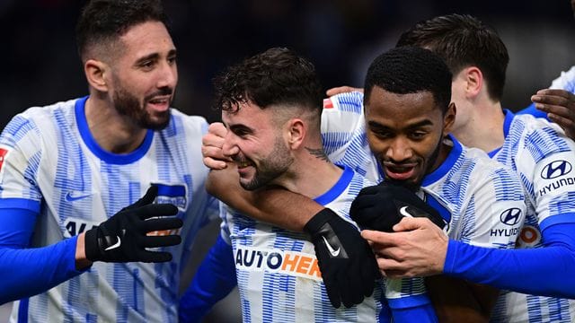 Herthas Marco Richter (M) lässt sich von seinen Mitspielern feiern. Herthas Marco Richter (M) lässt sich von seinen Mitspielern feiern.